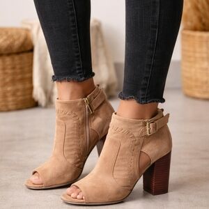 Unisa Malaniee Modern Western Minimalist Block Heel Bootie 7M